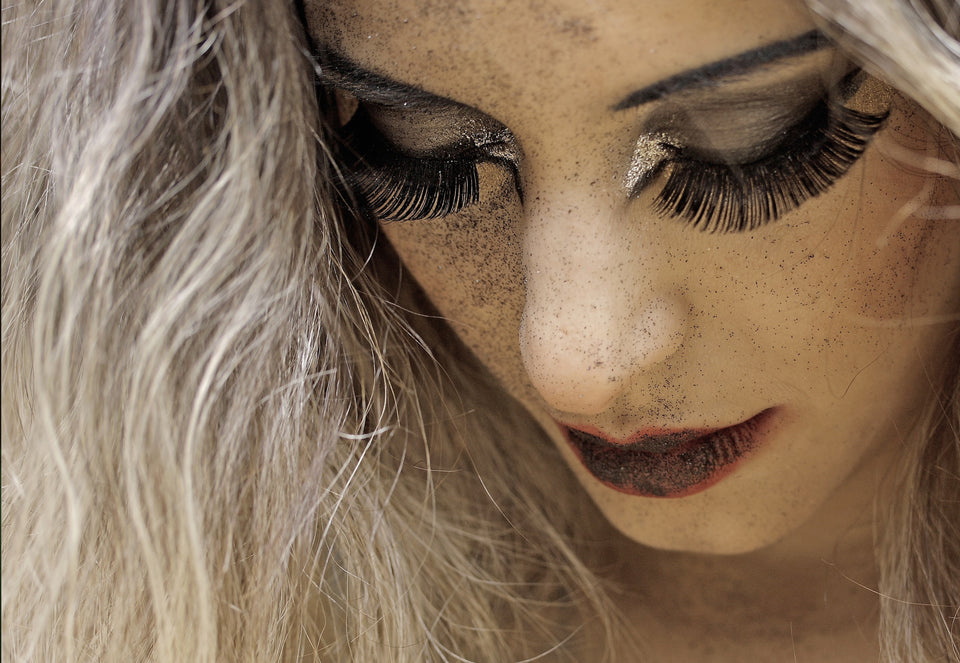 woman with blonde hair, eye lashes and red lipstick